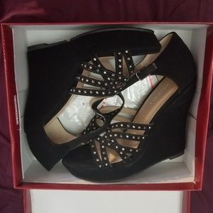New in box delicacy black rhinestone wedges